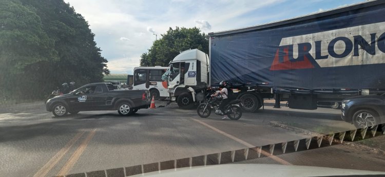 Acidente com carreta e caminhão no Trevo do Padre Eustáquio