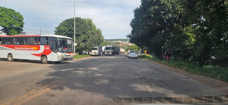 Acidente com carreta e caminhão no Trevo do Padre Eustáquio