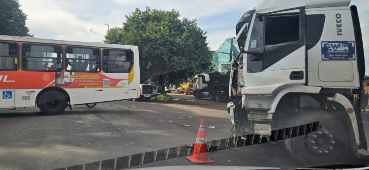 Acidente com carreta e caminhão no Trevo do Padre Eustáquio