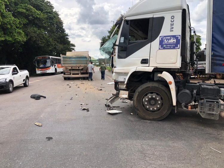 Acidente com carreta e caminhão no Trevo do Padre Eustáquio