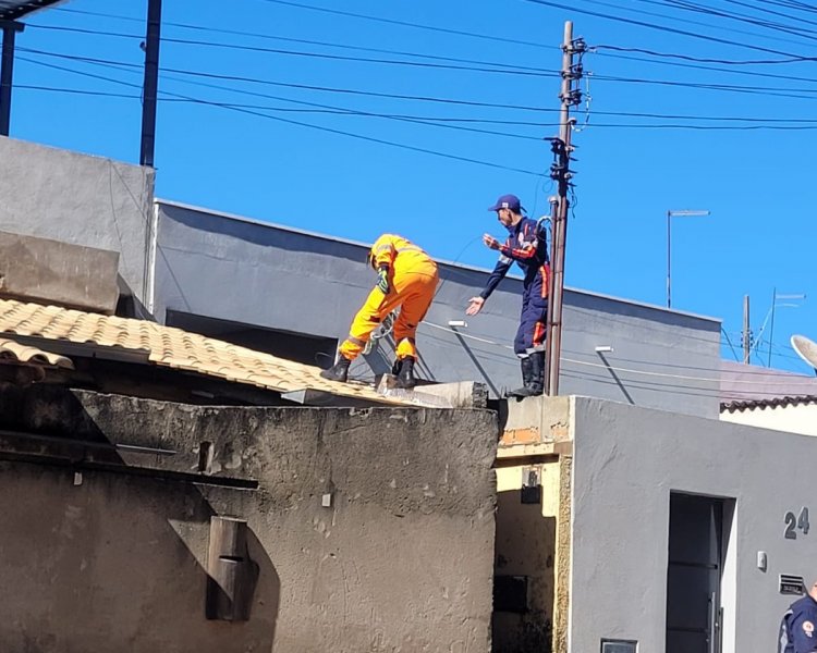 NO BAIRRO ITAUNENSE E GARCIAS  -  Homem sobe em telhados e é socorrido