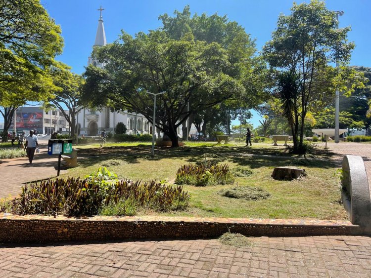 Praça da Matriz passa por faxina