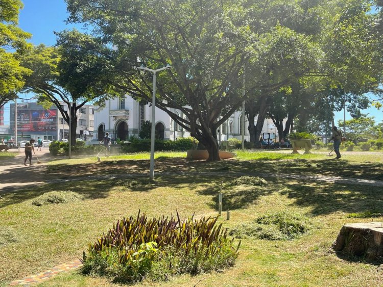 Praça da Matriz passa por faxina