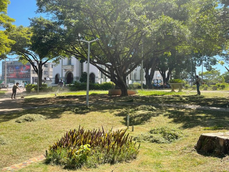 Praça da Matriz passa por faxina