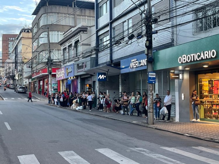 PONTO DE ÔNIBUS:  POPULAÇãO COBRA MEDIDAS